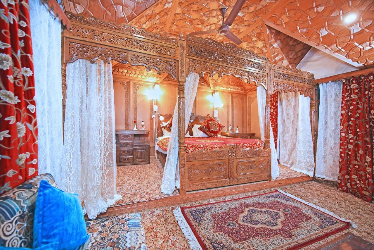 โกลู กรุ๊ป อฟ เฮาส์โบ๊ต Hotel ศรีนาการ์ ภายนอก รูปภาพ
