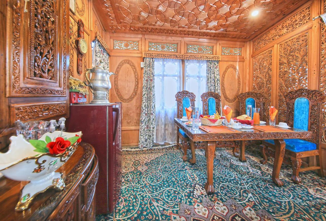 โกลู กรุ๊ป อฟ เฮาส์โบ๊ต Hotel ศรีนาการ์ ภายนอก รูปภาพ