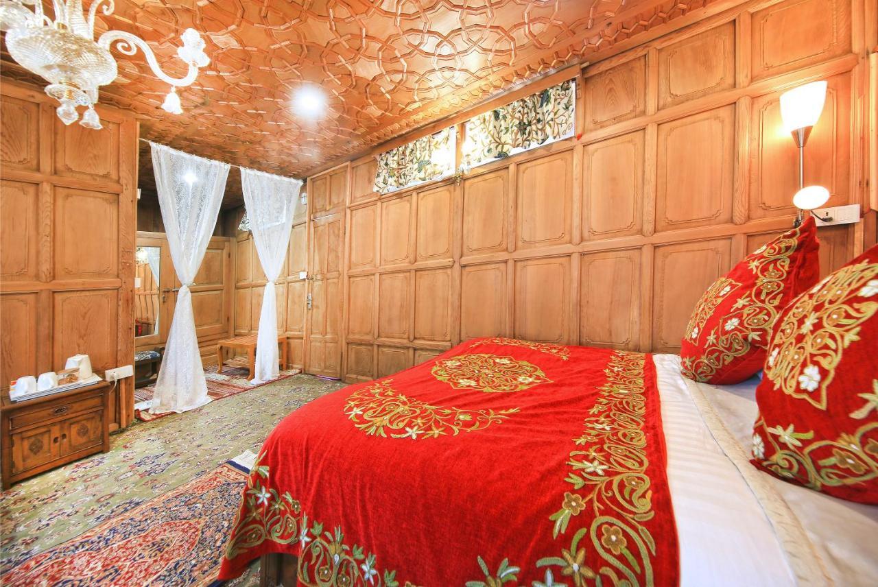 โกลู กรุ๊ป อฟ เฮาส์โบ๊ต Hotel ศรีนาการ์ ภายนอก รูปภาพ