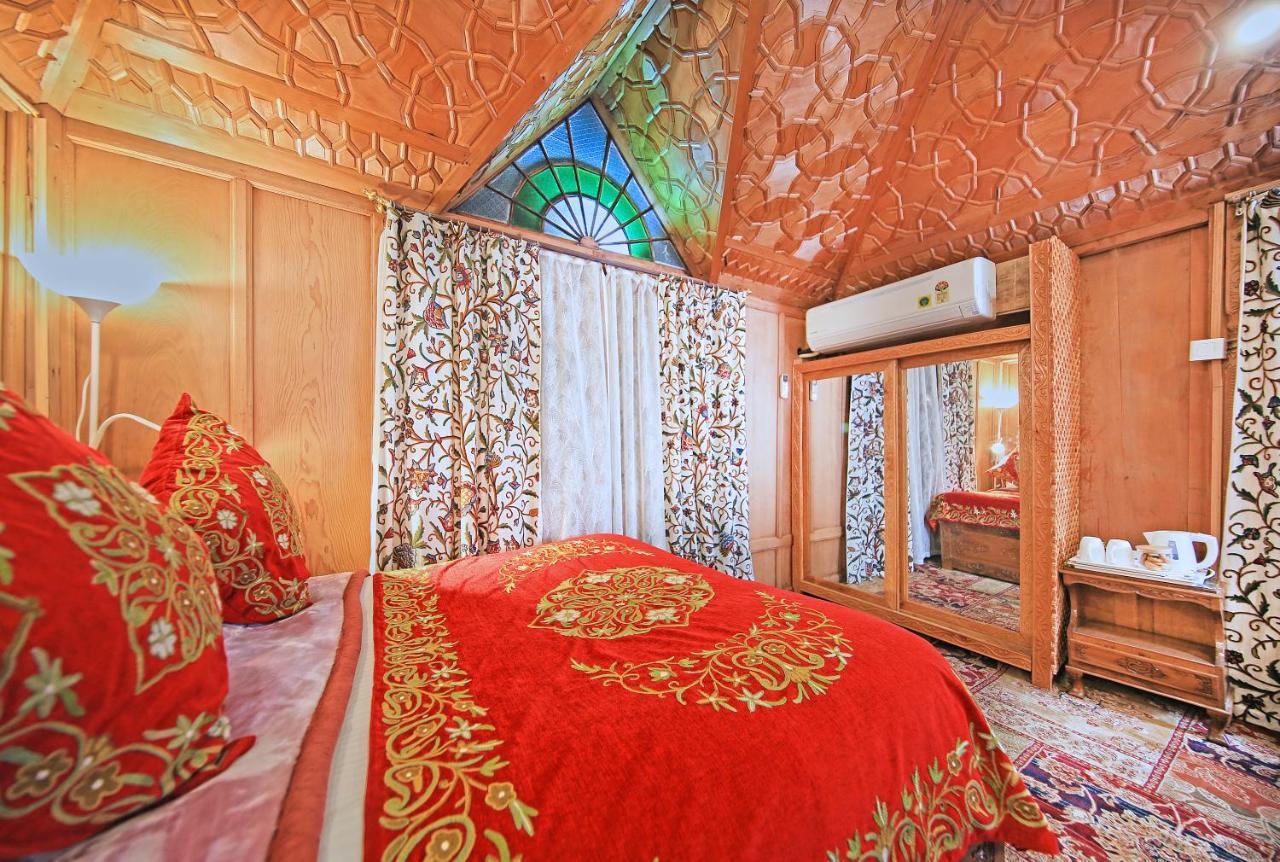 โกลู กรุ๊ป อฟ เฮาส์โบ๊ต Hotel ศรีนาการ์ ภายนอก รูปภาพ