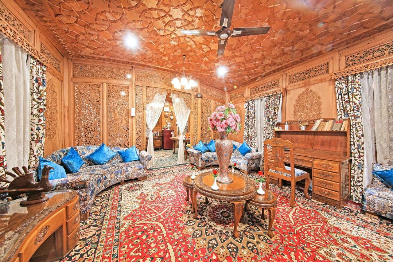โกลู กรุ๊ป อฟ เฮาส์โบ๊ต Hotel ศรีนาการ์ ภายนอก รูปภาพ