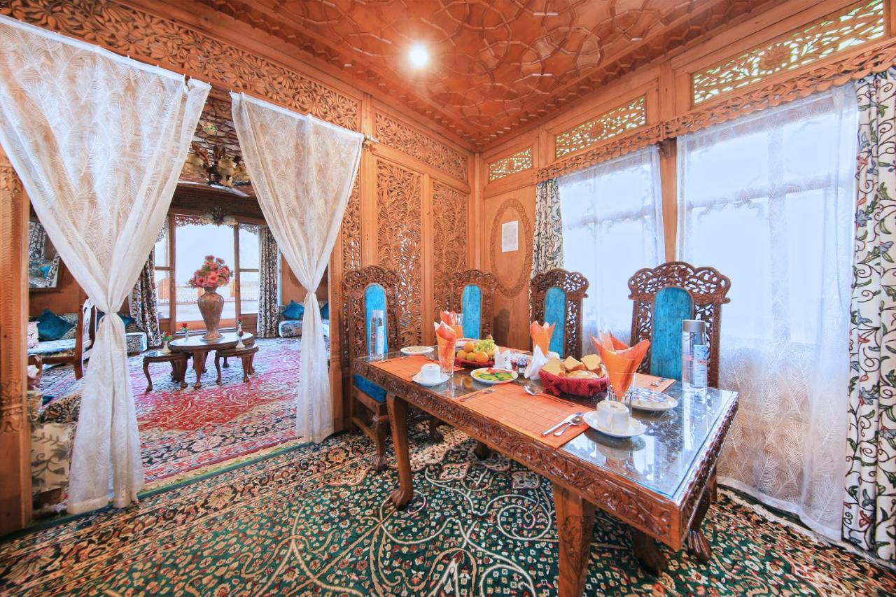 โกลู กรุ๊ป อฟ เฮาส์โบ๊ต Hotel ศรีนาการ์ ภายนอก รูปภาพ