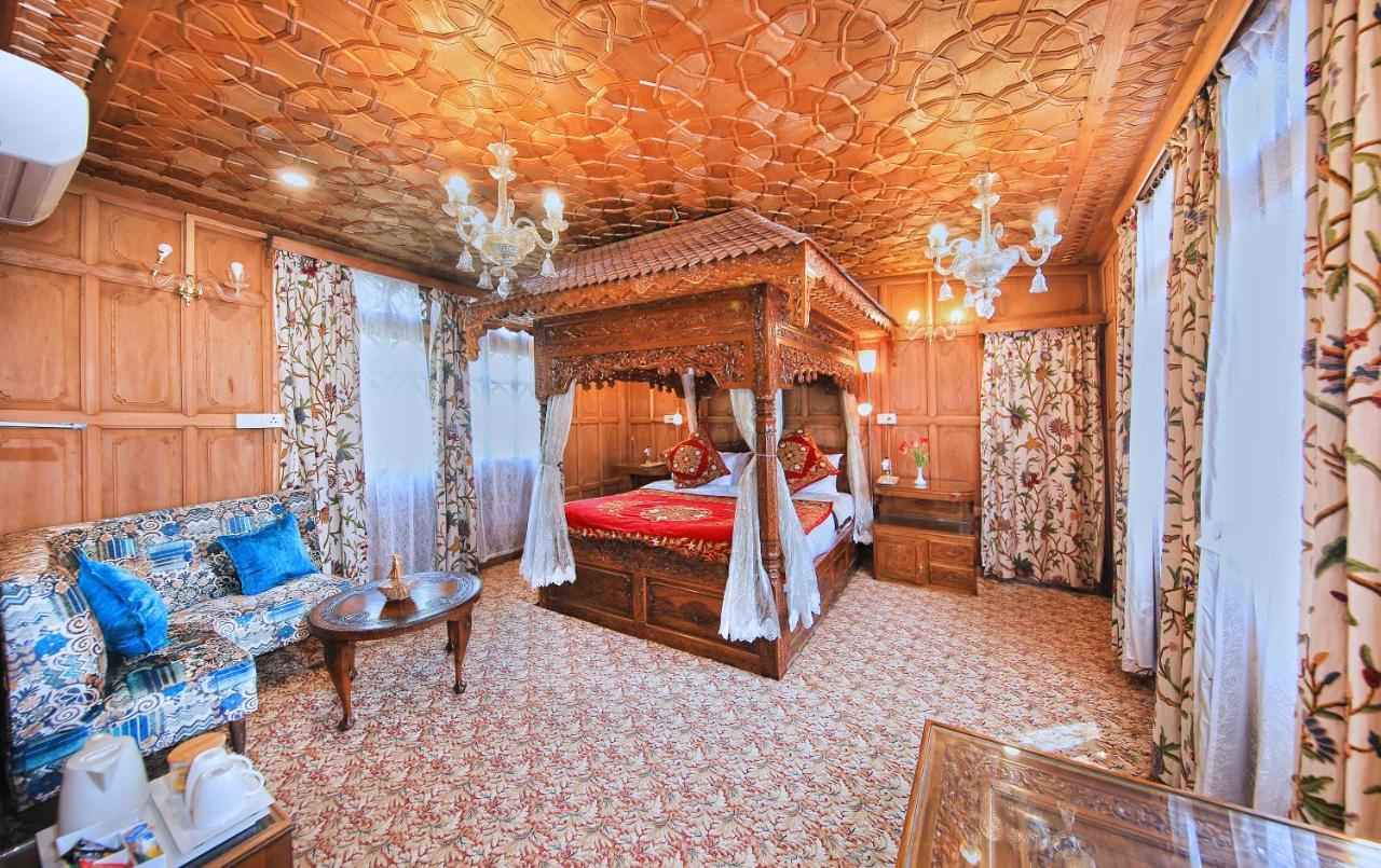 โกลู กรุ๊ป อฟ เฮาส์โบ๊ต Hotel ศรีนาการ์ ภายนอก รูปภาพ