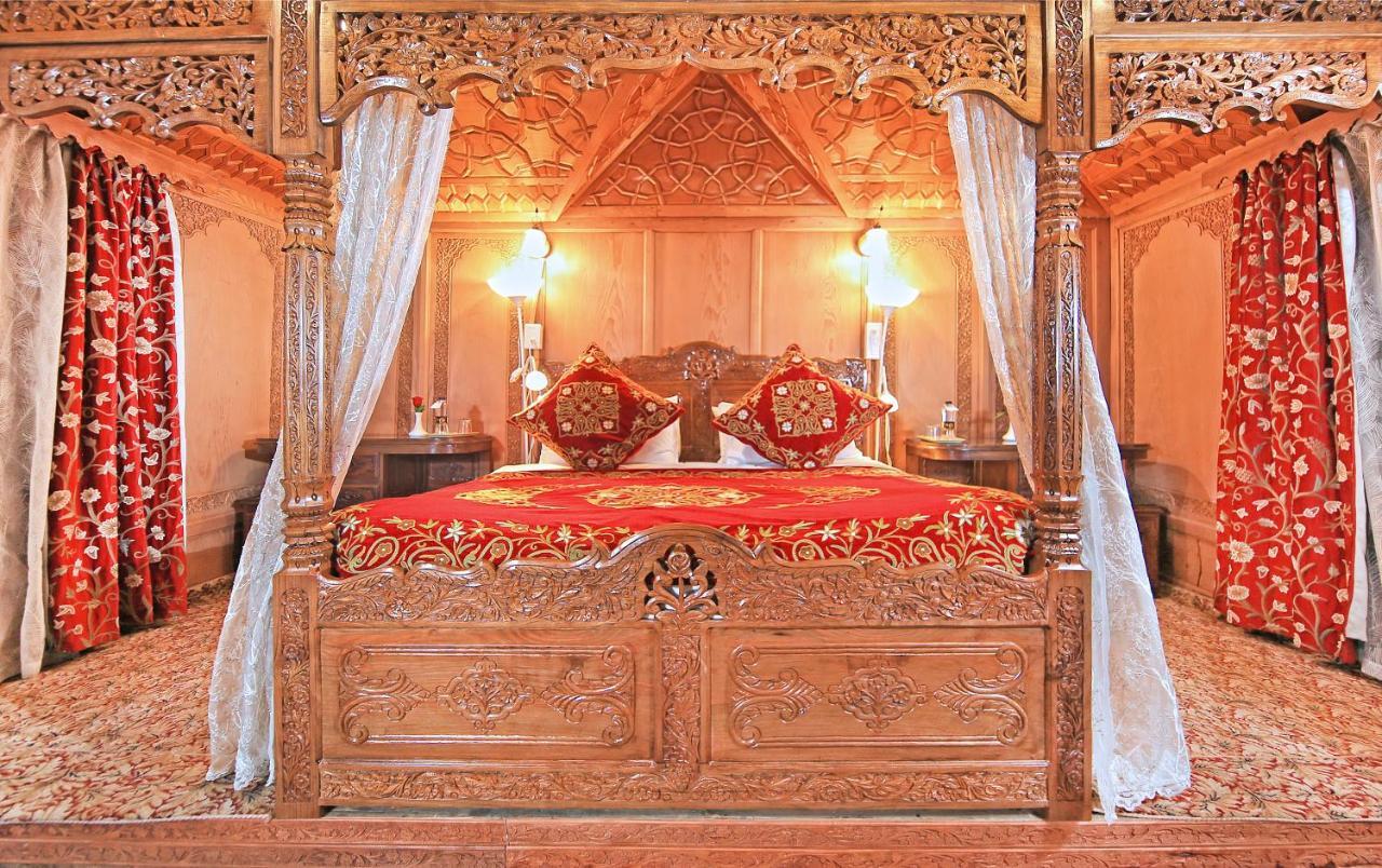 โกลู กรุ๊ป อฟ เฮาส์โบ๊ต Hotel ศรีนาการ์ ภายนอก รูปภาพ